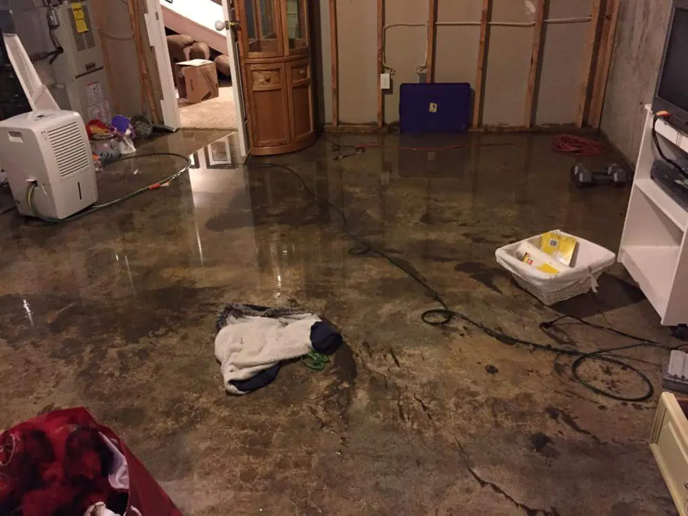 Water damage restoration crew working in Flagami, FL