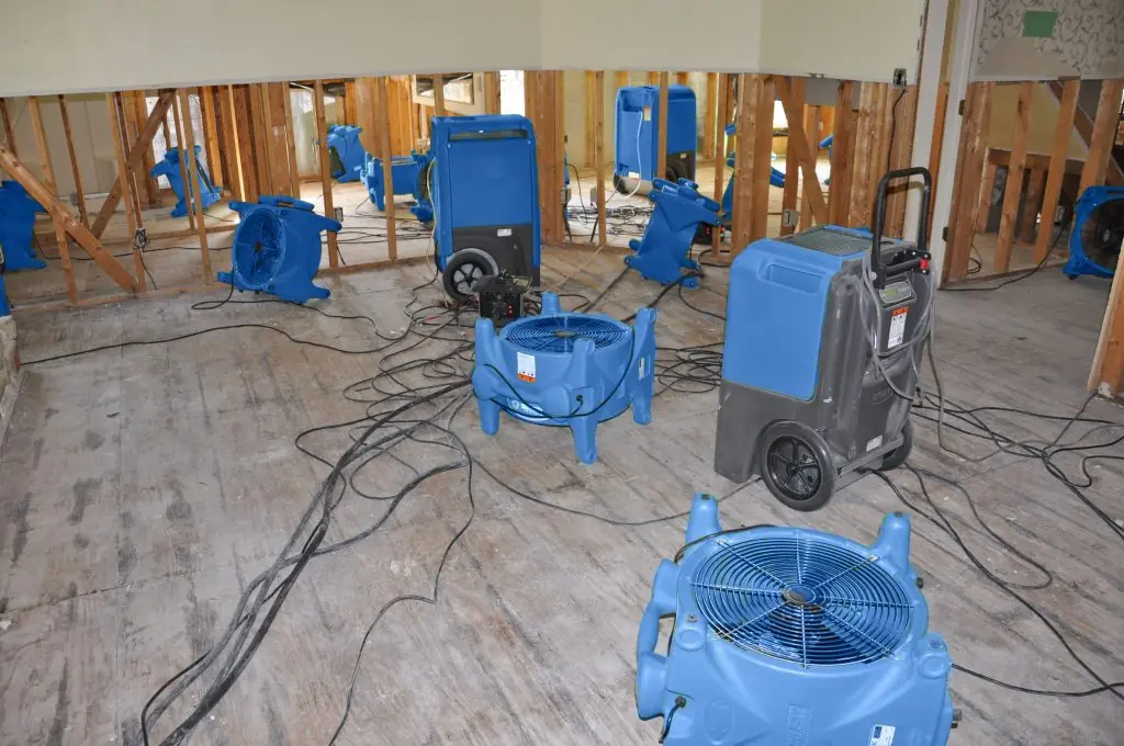 Water damage restoration crew working in Tamiami, FL